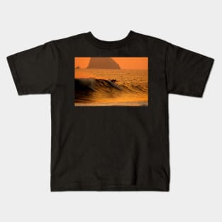 Surfeur au coucher de soleil au Mexique Kids T-Shirt